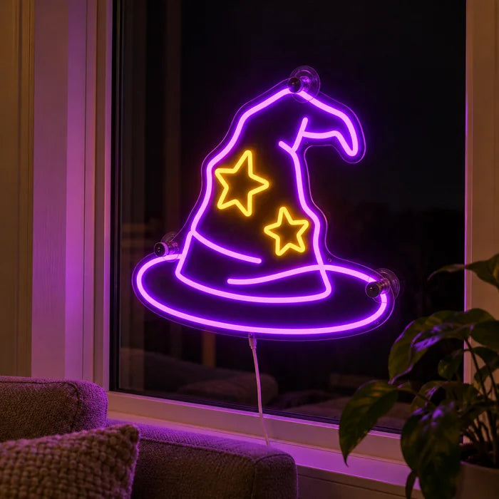 Zauberhut Neon LED Schild abends im Fenster eines gemütlichen Wohnzimmers