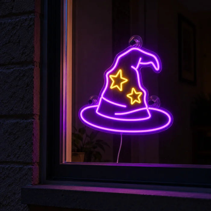 Zauberhut Neon LED Schild im Fenster, von der nächtlichen Straße aus gesehen